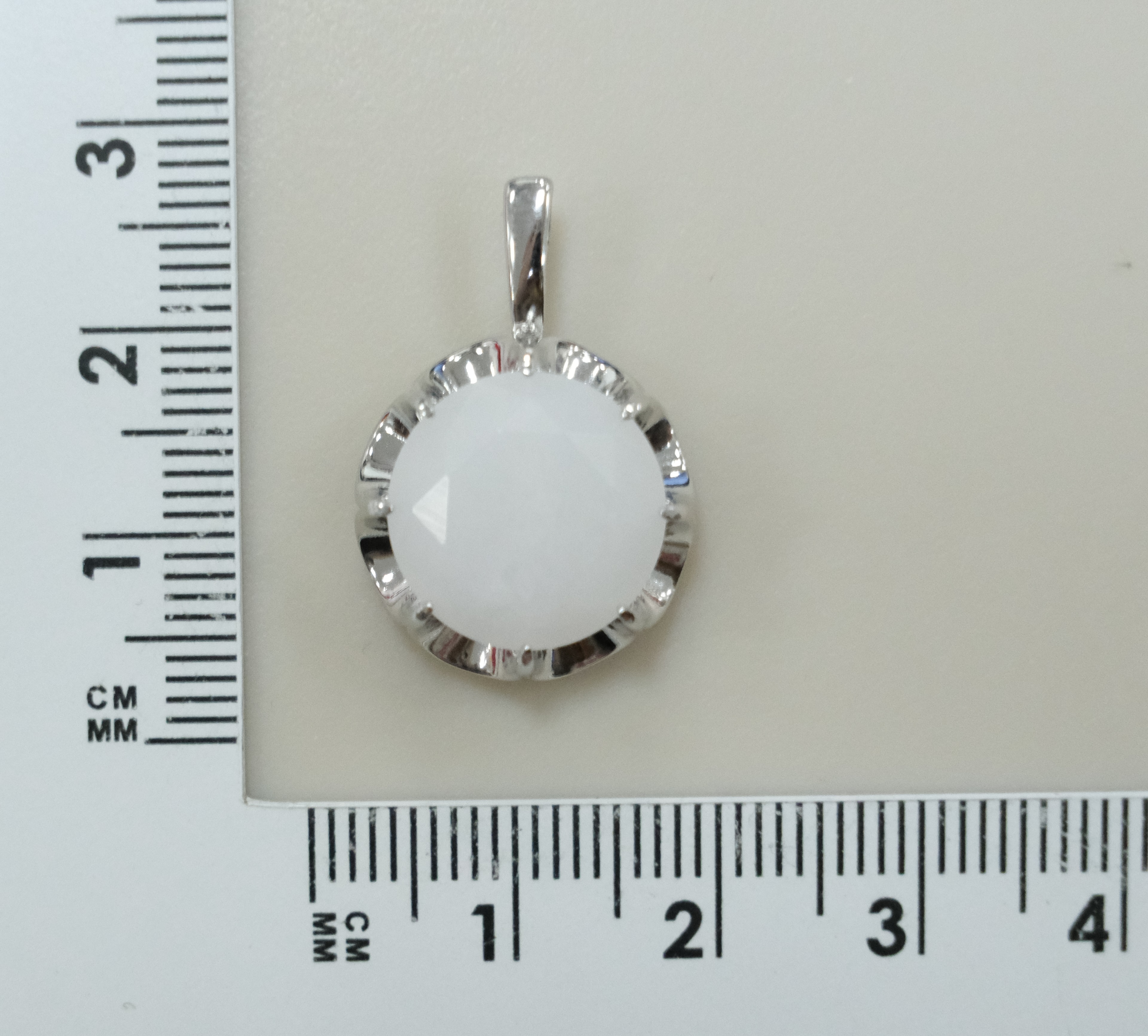 Серебряная подвеска с белым нефритом